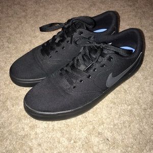 Nike black Janoski’s 8.5